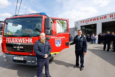 Florian Günther (links) und Sebastian Frank mit dem Gefahrgut-Gerätewagen, der ab dem vierten Quartal in Reinholdshain stehen soll.