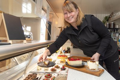Freitags bis sonntags hat Annett Jahn ihr gemütliches Café „Neidorf Inn“ geöffnet. Darin überrascht sie ihre Gäste mit immer wieder neuen Kreationen – nicht nur beim Kaffee.
