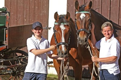 Sind ein gutes Gespann: Kremserfahrerin Annett Fülle mit ihrer Tochter Nele und den schweren Warmblütern Carlos und Elly.