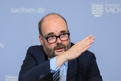 Geht’s nach der Einigung auf den Finanzausgleich mit den Kommunen wieder aufwärts mit Sachsen? Finanzminister Christian Piwarz (CDU), hier bei einer Pressekonferenz vor einem Jahr.