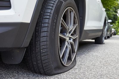 Zweimal zersticht der Mann die Autoreifen einer Freundin, die seiner Ex-Partnerin zu Hilfe kommt.