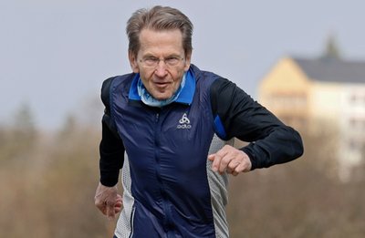 Lutz Behrens läuft sich für die 10 Kilometer beim Göltzschtal-Marathon warm, der am Samstag in Lengenfeld gestartet wird.