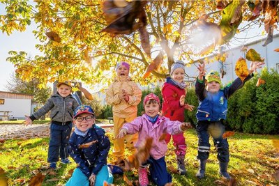 Kinder der Olbernhauer Kindertagesstätte "Schwalbennest" freuen sich über die bunten Blätter. Welche Farbe das Laub annimmt, hängt unter anderem von der Feuchtigkeit und der Temperatur ab. 