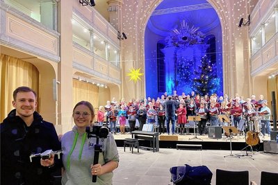 Johanna Jedlicka und Marvin Gaube bei Filmaufnahmen vom Stadtchor Freiberg. 