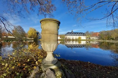Schloss Blankenhain spiegelt sich im Dorfteich.