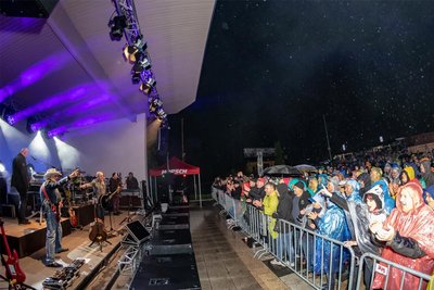 Die Berliner Band City gastierte 2019 bei strömendem Regen auf der ausverkauften Freilichtbühne im Wettinhain. Das Konzert gilt als einer der großen Erfolge des Kulturvereins.