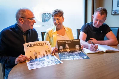Volker Uhlich, Sarah Köllner und Richard Köllner (v. l.) planen die Konzerte, die in diesem Sommer auf der Freilichtbühne im Wettinhain stattfinden.