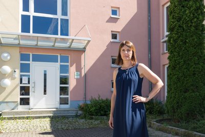 Antje Wetzig vor der verhinderten Schule in Oelsnitz. Sie ist Verwaltungsleiterin der Montessori-Schulen Chemnitz und Thalheim GmbH. Nun soll es vor Gericht gehen.