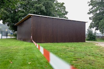 An diesem Carport neben dem Sportplatz in Hartmannsdorf wurde im November 2020 Feuer gelegt. Der Täter wurde jetzt verurteilt. 