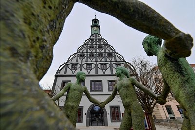 Auch äußerlich hat sich das Zwickauer Gewandhaus verändert. Die spätgotische Giebelfassade wurde in einer historischen Farbfassung in schwarz-weiß wiederhergestellt. Zuvor war sie rot-weiß. 