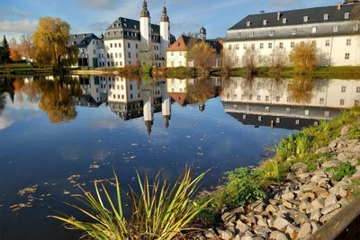 Schloss Blankenhain mit Wasserspiegeleffekt.