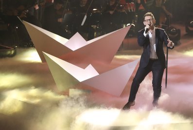 Samuel Rösch im Finale der Castingshow "Voice of Germany" auf der Bühne bei der Solo-Nummer "In diesem Moment" von Roger Cicero.