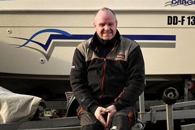 Olaf Winkler, Jahrgang 1971, ist gelernter Stahlbauschlosser. Seine Eltern haben den Bootshandel in Dresden-Kleinzschachwitz aufgebaut, er hat ihn übernommen.