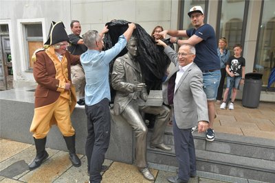 Thomas Schmalz als junger Humboldt (l.), Kanzler Jens Then (vorn r.) und die Schöpfer der Figur enthüllen Humboldt in Freiberg.