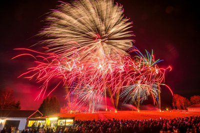 Die alljährliche große Pyrotechnikshow der Firma Blackboxx Fireworks im Marienberger Ortsteil Kühnhaide lockt tausende Besucher auf den Erzgebirgskamm.