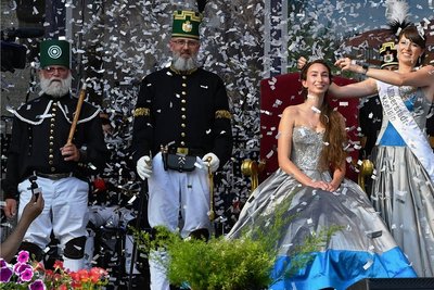 Der Bergmusikkorps Saxonia Freiberg tritt bei der Eröffnungsfeier des Freiberger Bergstadtfestes auf. Bei diesem wird die neue Silberstadtkönigin Celine-Chiara Funke gekürt. Die Krone bekommt sie von ihrer Vorgängerin Julia Richter überreicht. 