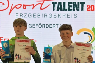 Bei den Jungs setzte sich bei der Talentewahl 2024 Ringer Leon Mehlhorn (l.) vom FCE Aue vor Kombinierer Hannes Meischner durch.