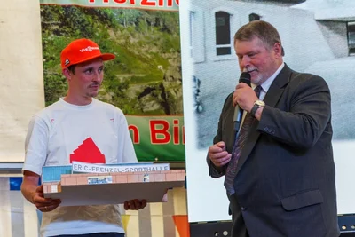 Beim Eric-Frenzel-Empfang während des Bingefestes im Juni hatte Bürgermeister Harald Wendler bekannt gegeben, dass die neue Sporthalle nach dem Weltklassesportler benannt werden soll.