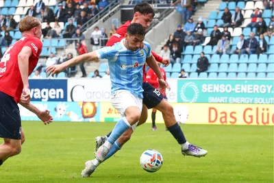 CFC-Offensivmann Domenico Alberico zieht am Eilenburger William Kallenbach vorbei. Das Hinspiel in Chemnitz endete 2:2.