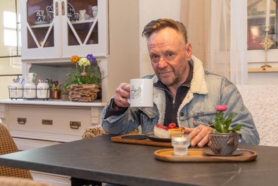 Kommt gern auf eine Tasse Kaffee vorbei: Falk Engert aus Neudorf, besser bekannt unter seinem Künstlernamen Engel B.