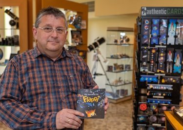 Olaf Graf, Leiter der Sternwarte Rodewisch, empfiehlt das Kinderprogramm über Fledermaus "Flappi". 
