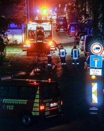 Mit fünf Fahrzeugen und 22 Leuten ist die Flöhaer Wehr in die Talstraße ausgerückt. 