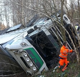 Die Fahrt dieses Sattelzuge endete neben der Autobahn 4 in Höhe des Grünaer Waldes. 