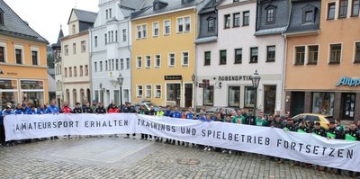 Unter dem Motto "Amateursport ist kein privates Treffen" haben Fußballvereine aus der Region am Sonnabend in Schwarzenberg um die Fortsetzung des Spiel- und Trainingsbetriebs gekämpft. 