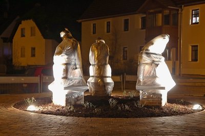 Im letzten Winter wurden die verpackten Figuren des Waldenburger Töpferbrunnens bei Dunkelheit angestrahlt. Foto: Andreas Kretschel/Archiv
