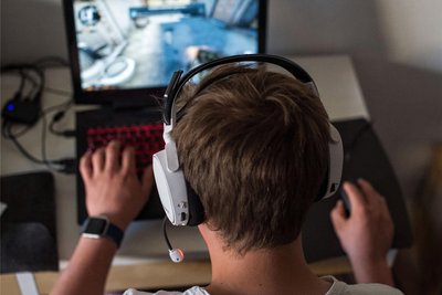 Ins Spielcasino darf man erst ab 18, doch auf Lootboxen können auch minderjährige Gamer zugreifen (Symbolbild).