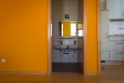 Die Räume sind in gutem Zustand, bieten günstige Voraussetzungen.