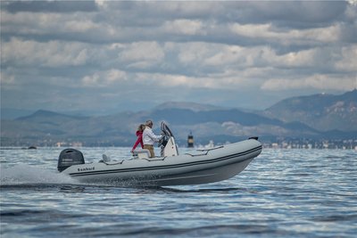 Das Sunrider 650 ist ein RIB der französischen Marke Bombard. RIB steht für Rigid-hull Inflatable Boat, also Festrumpf-Schlauchboot. Bei diesem Modell ist der Rumpf aus Glasfaser. Das 6,35 Meter lange Boot trägt bis zu 13 Personen. Preis ohne Motor und Trailer: ab 21.695 Euro. Ein 100-PS-Außenbordmotor kostet weitere 12.000 Euro.