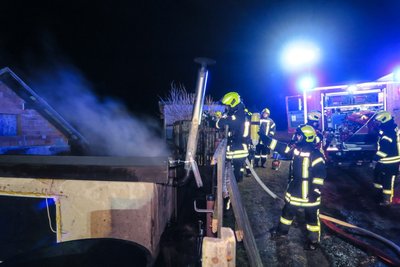 Vor dem Großbrand waren die Feuerwehrleute schon bei einem Schuppenbrand. Von da aus ging es für viele direkt zu dem Einsatz an der B 101.