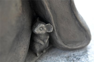 Ganz versteckt ist auch an dieser Figur des Freiberger Silberwegs eine kleine Maus zu finden.