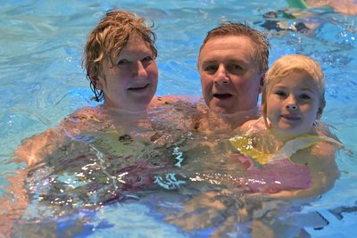 Angela und Bernd Schönfelder aus Schneeberg waren mit Enkeltochter Leni Schönfelder beim Familienbadetag.