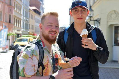 Mit Eistester Linus unterwegs in Freibergs Eisdielen. Im Bild Marcel Gilenski (links) mit einer Giotto-Tüte und Jonas Garthof mit einem Stracciatella-Zitronen-Eis.