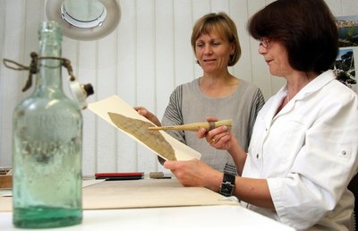 <p class="artikelinhalt">Sieglinde Prehn, Restauratorin an den Kunstsammlungen, und ihre Kollegin von der Ratsschulbibliothek, Karola Krzeminski, haben die Flaschenpost (Aufschrift: "D. Roscher Zwickau unverkäuflich"), ausgepackt und aufgearbeitet.</p>