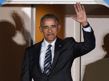Ankunft zum Abschiedsbesuch: US-Präsident Barack Obama trifft auf dem Flughafen Tegel ein.