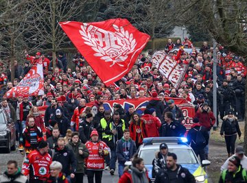 Hunderte Eishockey-Fans sind am Sonntag durch Crimmitschau zum Sahnpark gezogen.