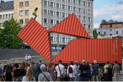 Vor dem Opernhaus: Satchie Noro tanzt auf dem Container. 