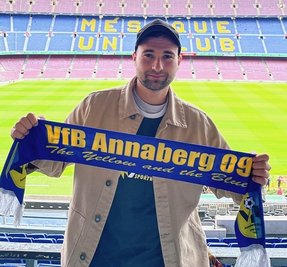 Im weltberühmten Stadion Camp Nou in Barcelona hält Kurt Seelig die Farben des VfB Annaberg hoch. 