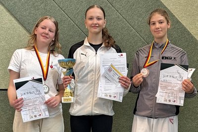Kampfsportlerinnen des Karate-Vereins Bushido, darunter Fabienne Baberske (Mitte), haben sechs Landesmeistertitel gewonnen.