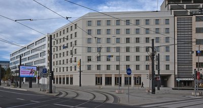 Der Bau des sogenannten Johannis-Quartiers mit dem Hotel Super 8 und der neuen Konzernzentrale des Versorgers Eins (links) ist abgeschlossen. Städtebaulich und architektonisch wirft die innenstädtische Lückenschließung Fragen auf. 