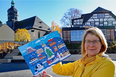 Petra Denkinger vom Inselkino-Verein mit der ersten Ausgabe des Rodewischer Adventskalenders im vergangenen Jahr. 