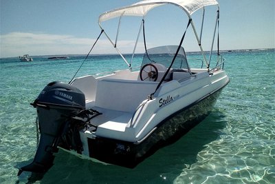 Die Krüger Stella 470 ist ein sportliches Konsolenboot für Angler oder Familien, die Tagesausflüge machen wollen. Relativ hohe Seitenwände bieten Sicherheit. Krüger Boats ist ein polnischer Anbieter. Die Stella 470 ist 4,70 Meter lang und für bis zu fünf Personen geeignet. Ohne Trailer und Motor kostet sie mindestens 9.500 Euro. Ein 15-PS-Antrieb ist für weitere 4.500 Euro zu haben.