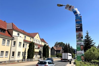 Hier geht es nicht etwa um den Wettbewerb, welcher Laternenmast die meisten Wahlplakate hält - entdeckt in Döbeln an der B 175.