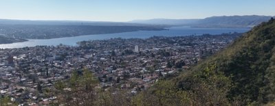 Villa Carlos Paz liegt an einem Stausee und inmitten zweier Gebirgszüge. Viele Argentinier machen hier Urlaub, der nationale Tourismus boomt. Wenn er seine Ausbildung abgeschlossen hat, möchte Engel als Bergführer arbeiten.