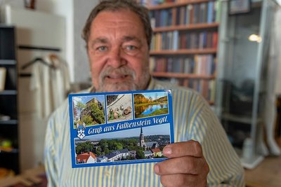 Grafikdesigner Thomas Kerschon hat die neue Falkensteiner Postkarte im Auftrag der Stadt gestaltet. 