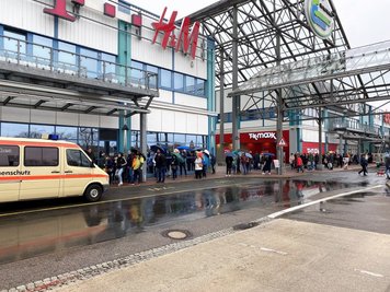 Anstehen im Regen: Erneut warteten am Freitag bei einer Impfaktion eines mobilen Teams im Chemnitz-Center viele Menschen auf den Piks. 
