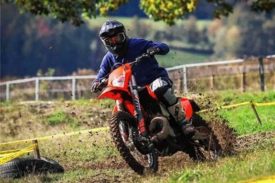 Nicolas Cyzba, hier beim Training in Flöha, hat seine Leidenschaft für das Geländefahren wiederentdeckt. In dieser Saison geht er beim Sächsischen Offroadcup und demnächst auch in der Deutschen Enduromeisterschaft an den Start.